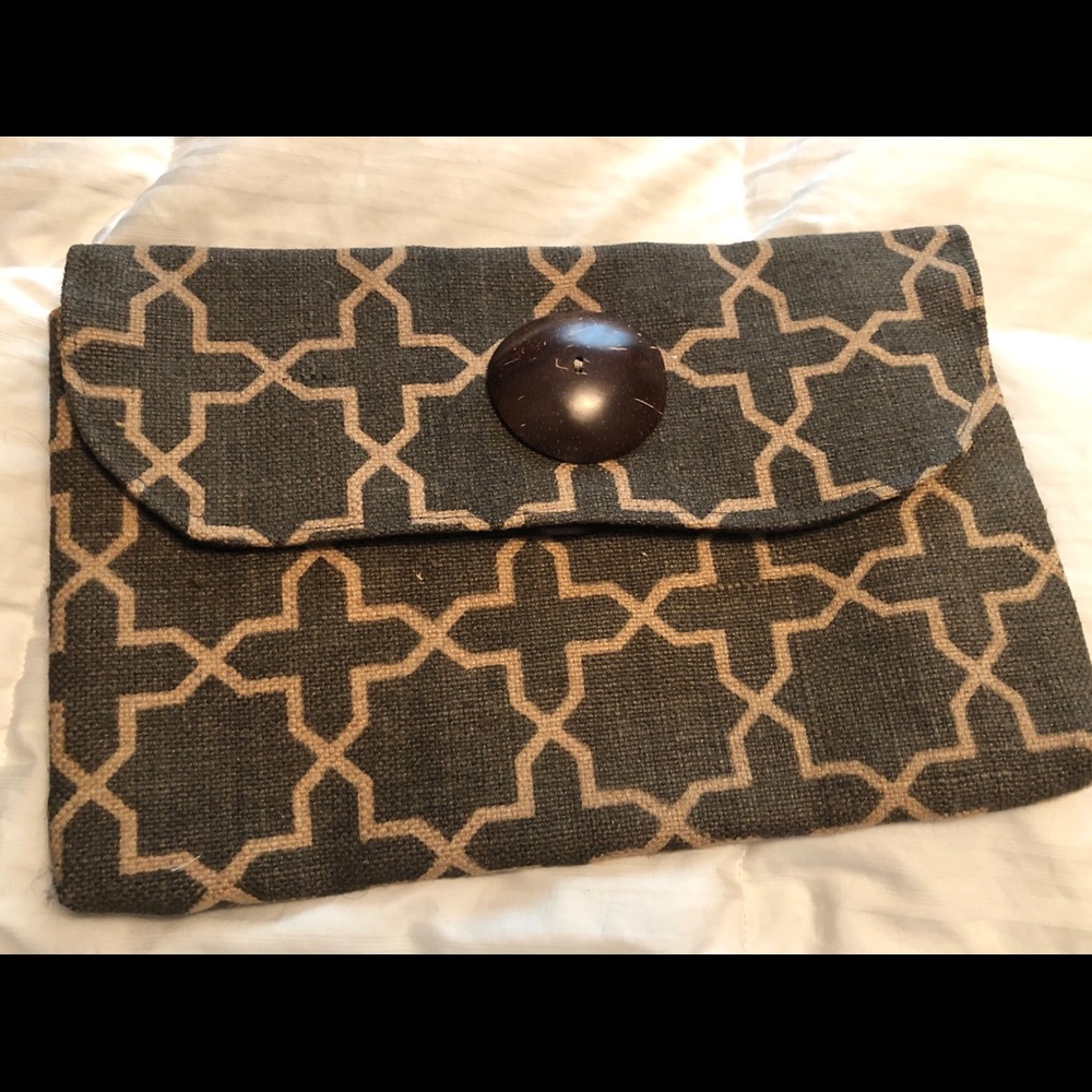Medium size clutch